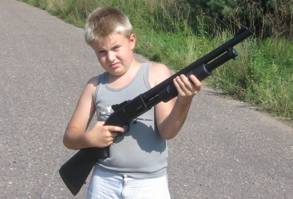 Школьник с дробовиком