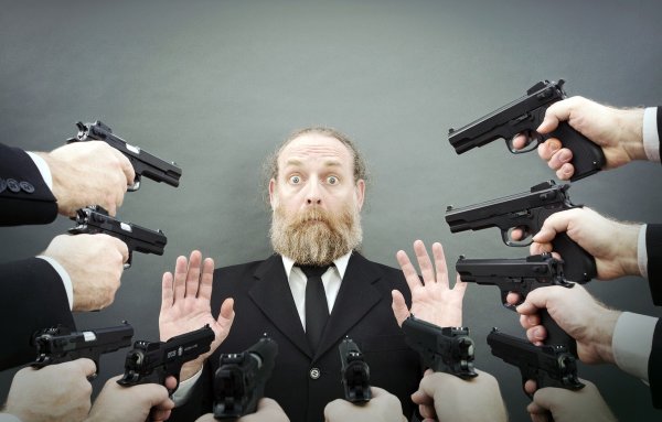 Мужик стреляет из автомата