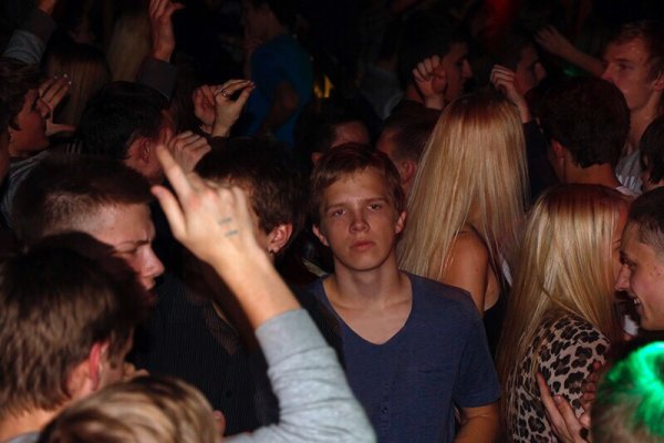 Человек на вечеринке один