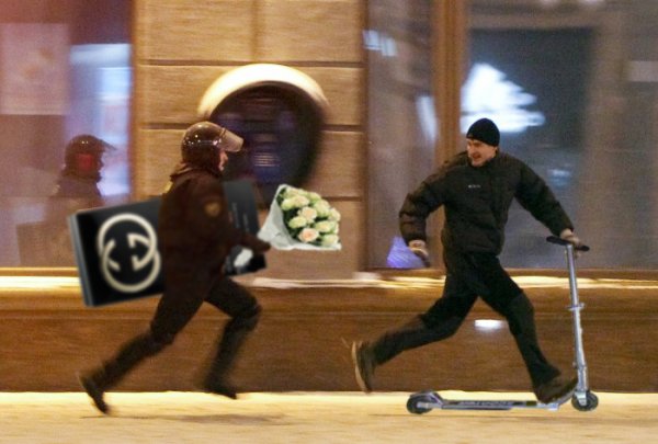 Полицейский бежит за человеком