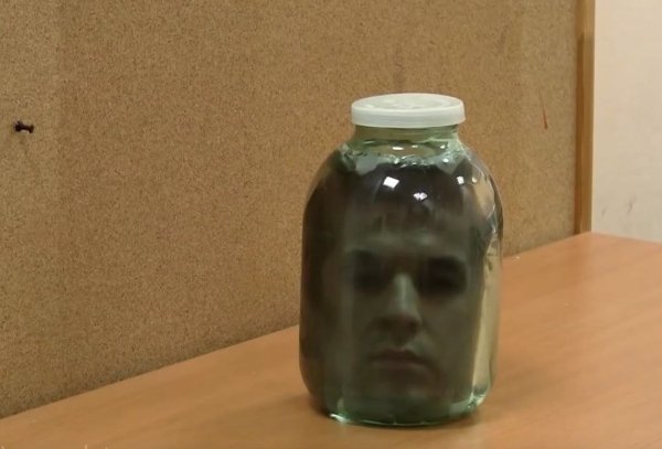 Человек в банке стеклянной