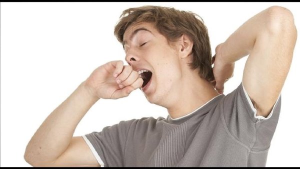 Мужик зевает