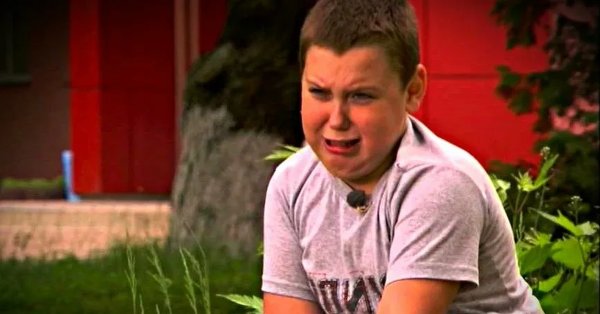 Толстый пацан плачет