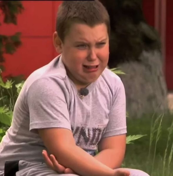 Толстый мальчик плачет