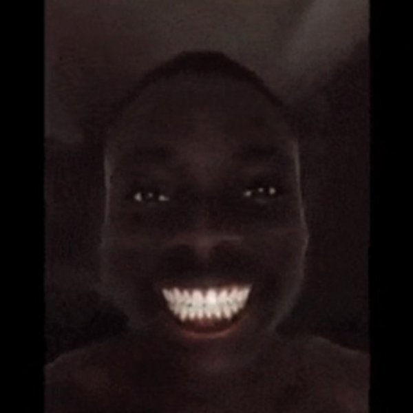 Негр улыбается