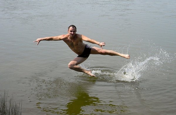 Парни на речке