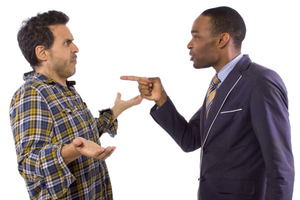 Мужчины спорят