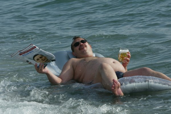 Мужчина купается в море