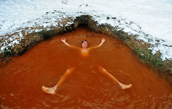 Люди купаются в какашках