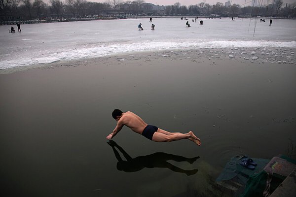 Мужчина ныряет