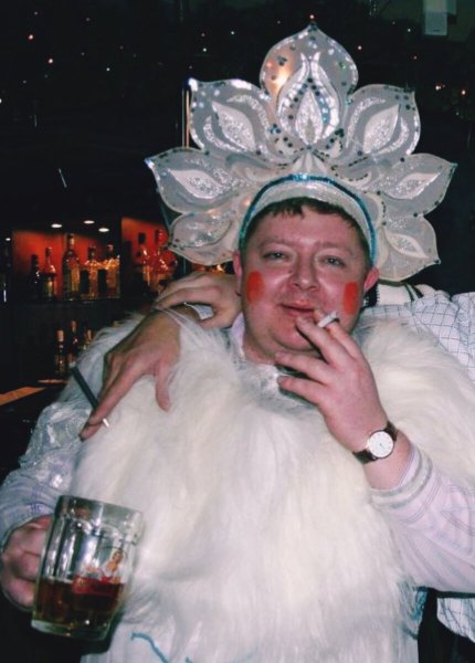 Мужик в костюме снежинки