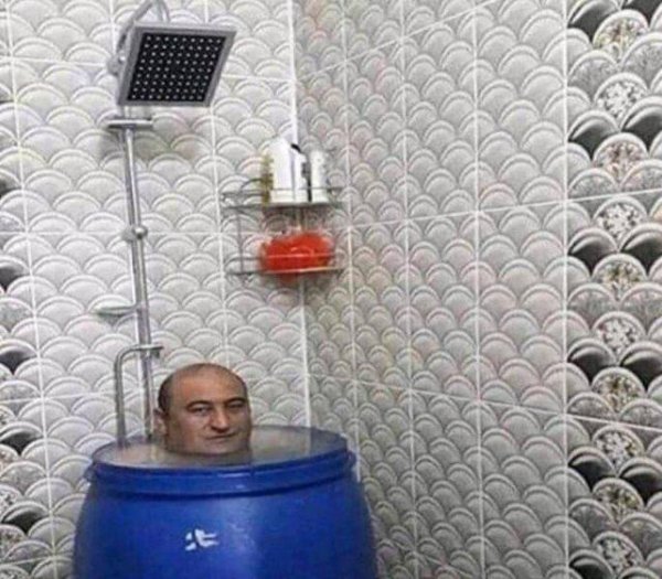 Мужик моется в бочке