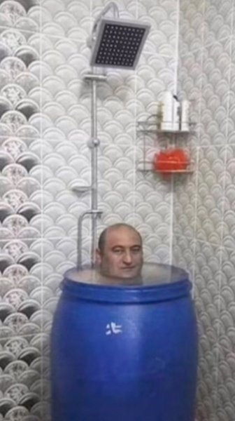 Мужчина в бочке