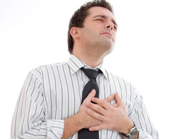 Мужчина держится за сердце