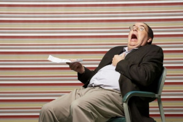 Человек хватается за сердце Мем