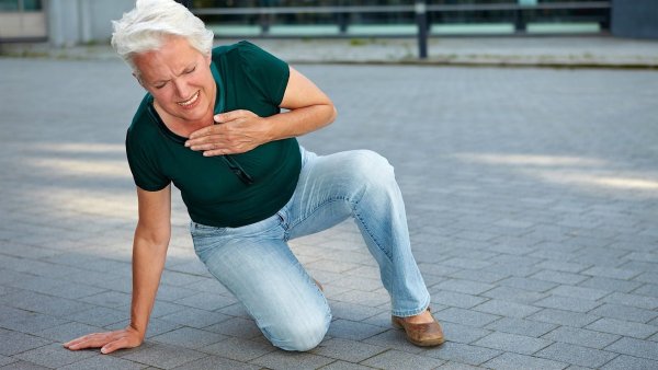 Бабушка хватается за сердце