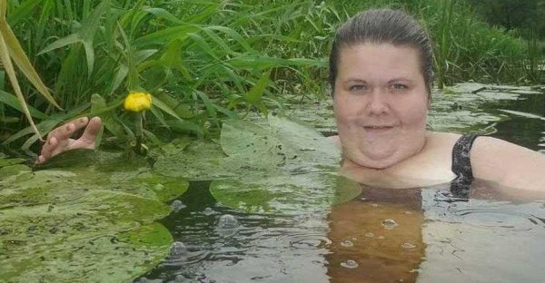 Толстый мужик в воде