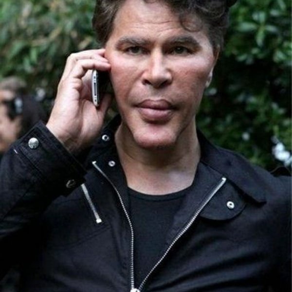 Игорь Богданов с телефоном