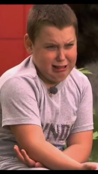 Мальчик плачет Мем