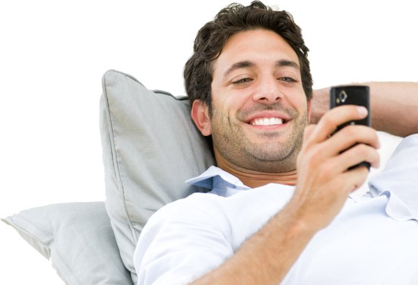 Мужчина с телефоном улыбается