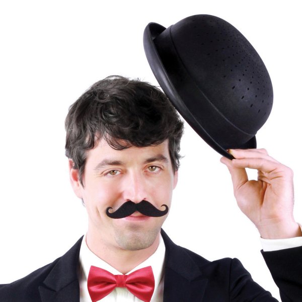 Приподнимает шляпу