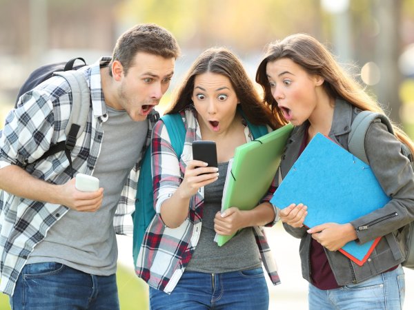 Девушка парень смартфон