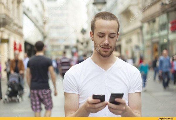 Чел с двумя телефонами