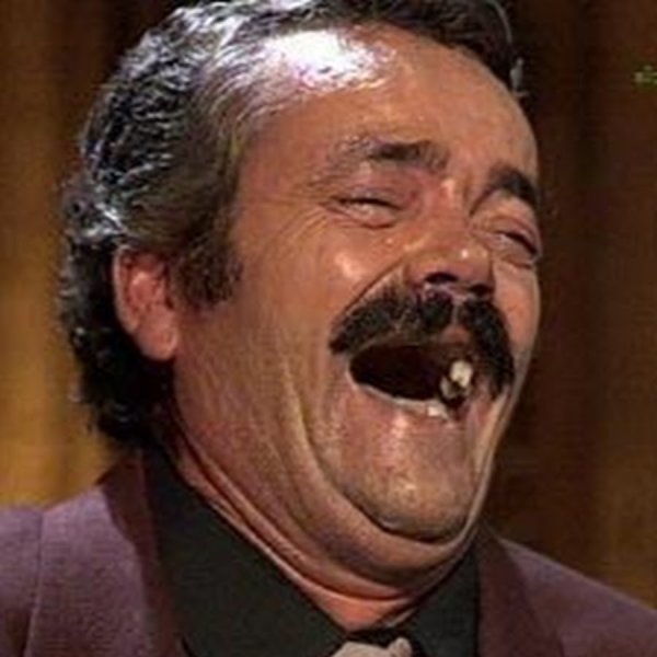 Беззубый мужик смеется