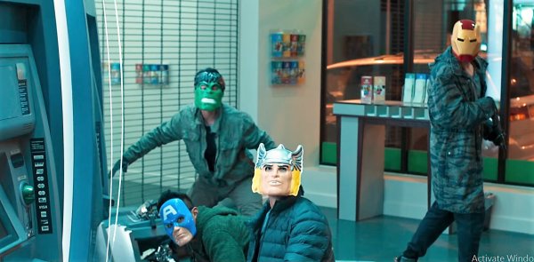 Человек паук грабит банк