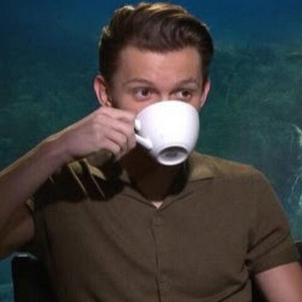 Том Холланд пьет чай