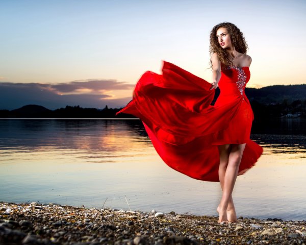 Женщина в Красном платье
