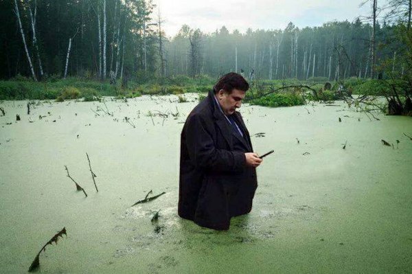 Парень в болоте