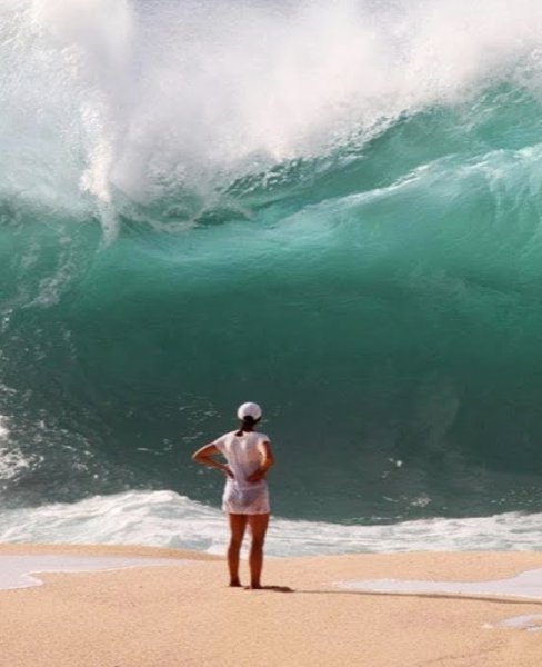 Волна накрывает человека