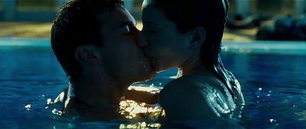 Три метра над уровнем неба в бассейне поцелуй