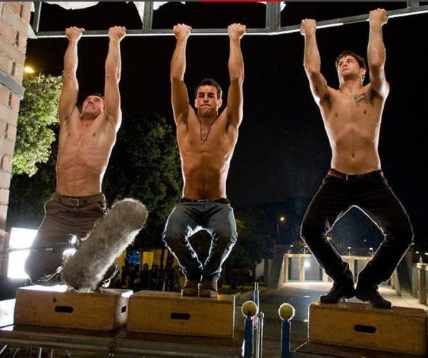 Марио Касас подтягивается