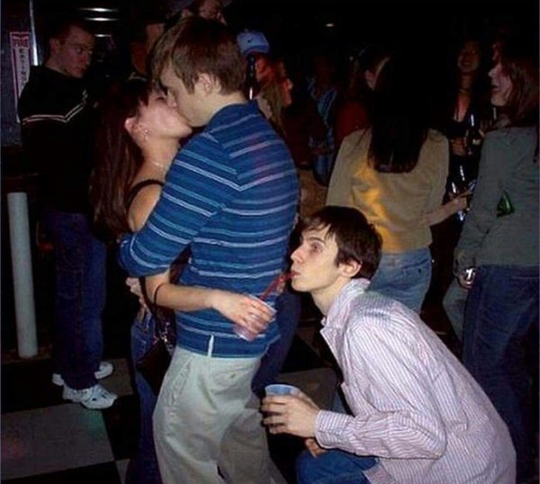 Человек стоит в углу на вечеринке