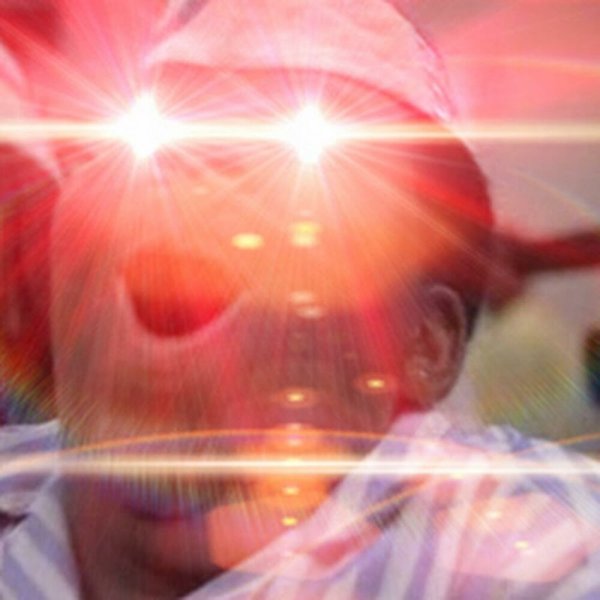 Человек с красными светящимися глазами