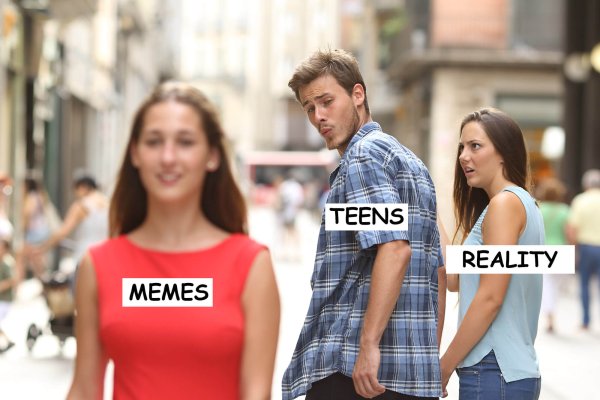 Парень оборачивается на девушку оригинал