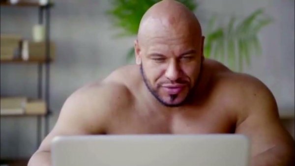 Качок с ноутом Мем