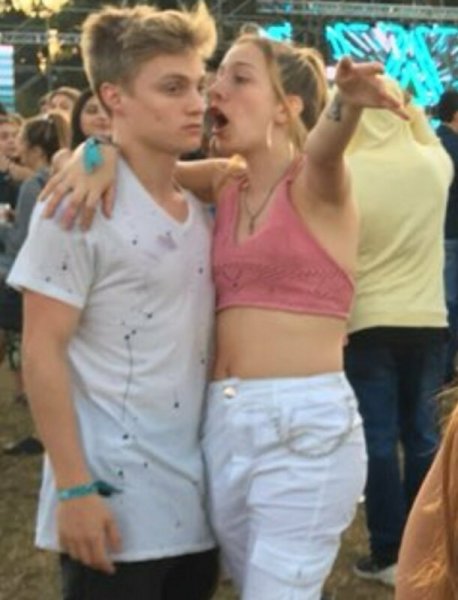 Мем бро объясняет женская версия