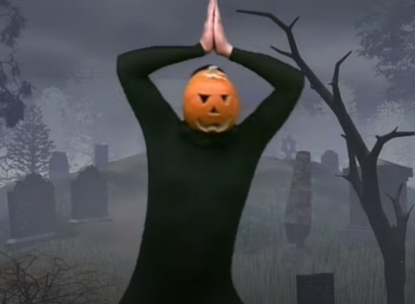 Танцующий человек с тыквой на голове