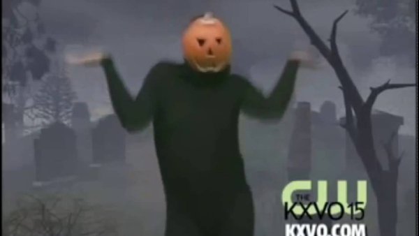 Человек с тыквой на голове