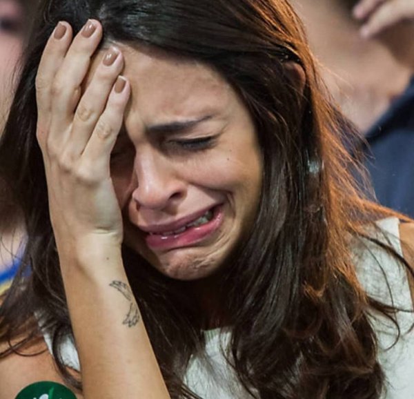 Женщина ревет