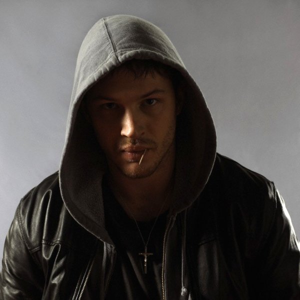 Том Харди воин в капюшоне