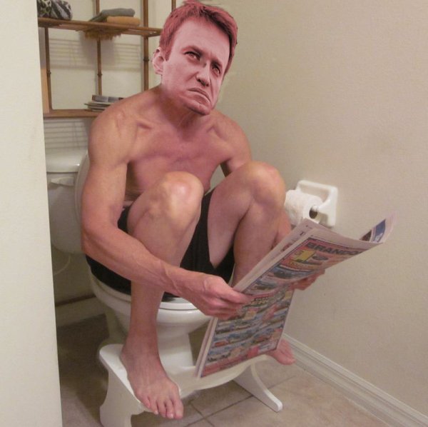 Мужчина стдит на унитаз е