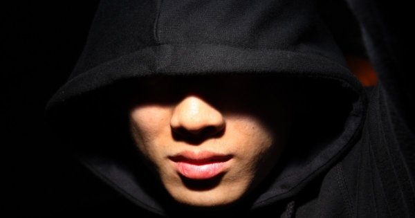 Парень в капюшоне без лица