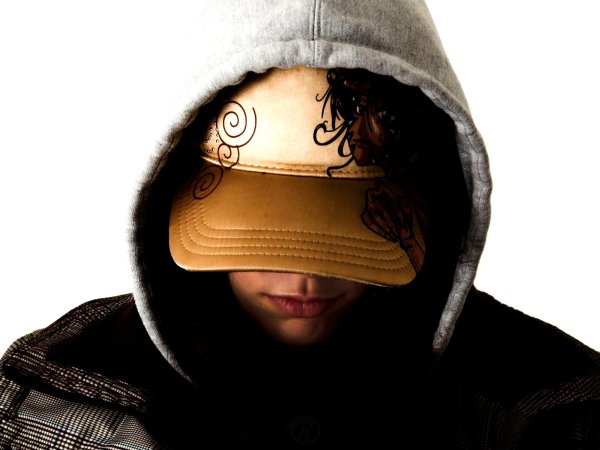 Лицо в капюшоне