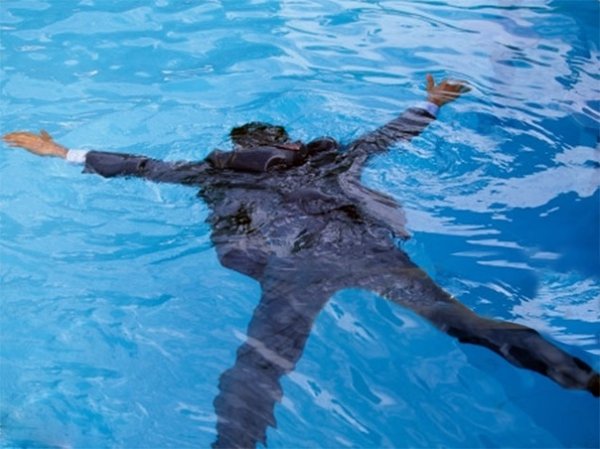 Человек тонет в бассейне