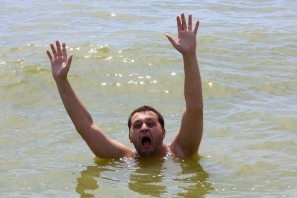 Тонущий человек