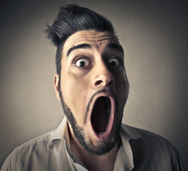 Удивленные люди с открытым ртом